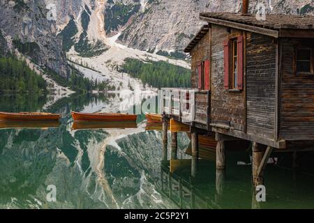 Gros plan sur la célèbre tour de bateaux et le mont Seekofel, qui se reflète dans l'eau claire et calme de Pragser Wildsee (Lago di Braies) dans les Dolomites, au patrimoine mondial de l'UNESCO Banque D'Images