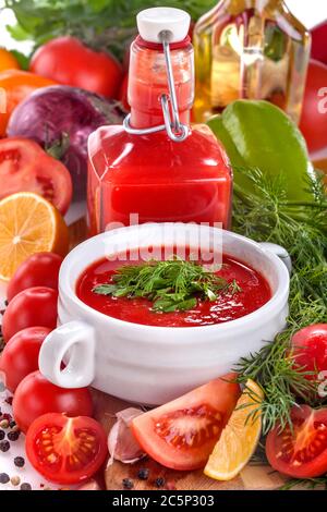 Soupe de tomates avec herbes et épices. Le concept de saine alimentation et de mode de vie. Banque D'Images