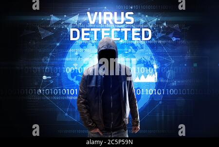 Hacker sans visage au travail avec VIRUS DÉTECTÉ inscription, concept de sécurité informatique Banque D'Images