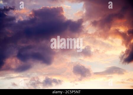Des cumulus luxuriants nuages hauts dans le ciel dans les rayons du soleil levant. Les arrière-plans de la nature sont élevés dans l'atmosphère Banque D'Images