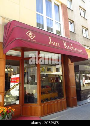 Le magasin Jan Kielman fabrique des chaussures et des bottes sur mesure pour les clients qui apprécient le design classique, le confort et le charme des produits fabriqués à la main. Banque D'Images