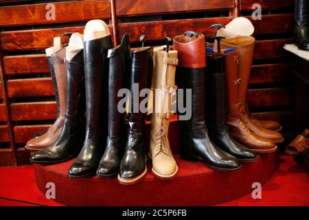 Le magasin Jan Kielman fabrique des chaussures et des bottes sur mesure pour les clients qui apprécient le design classique, le confort et le charme des produits fabriqués à la main. Banque D'Images