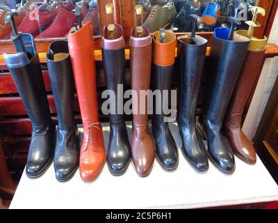 Le magasin Jan Kielman fabrique des chaussures et des bottes sur mesure pour les clients qui apprécient le design classique, le confort et le charme des produits fabriqués à la main. Banque D'Images