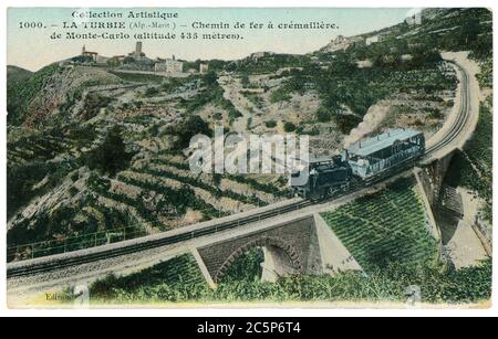 FRANCE - VERS 1902 : carte postale vintage avec des bords altérés sur fond blanc imprimée vers 1902, France. Image rétro d'un ancien chemin de fer à crémaillère et d'un Banque D'Images