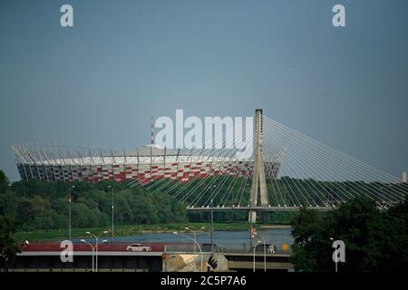 Vue sur le stade national polonais de football (Stadion Narodowy) sur le pont. Quartier Praga de Varsovie. Banque D'Images