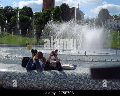 Un couple ment bienfaiteur des fontaines d'un parc. Banque D'Images