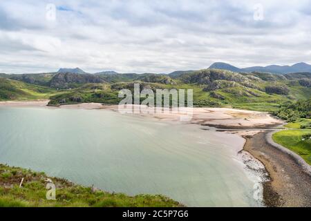 GRUINARD BAY AND BEACH ROSS ET CROMARTY WEST COAST ÉCOSSE AU DÉBUT DE L'ÉTÉ LES COULEURS DE LA MER CLAIRE Banque D'Images