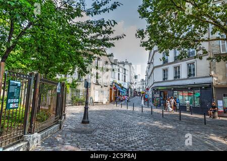 Paris, France - 07 juillet 2018 : touristes dans le quartier de Montmartre, mondialement connu Banque D'Images