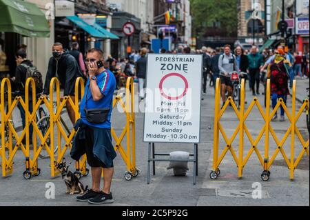 Londres, Royaume-Uni. 04e juillet 2020. La réouverture plus large des bars et des restaurants signifie que les rues sont piétonnes à Soho, alors que la prochaine étape de l'assouplissement du programme de verrouillage du coronavirus (Covid 19) arrive. Crédit : Guy Bell/Alay Live News Banque D'Images