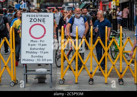 Londres, Royaume-Uni. 04e juillet 2020. La réouverture plus large des bars et des restaurants signifie que les rues sont piétonnes à Soho, alors que la prochaine étape de l'assouplissement du programme de verrouillage du coronavirus (Covid 19) arrive. Crédit : Guy Bell/Alay Live News Banque D'Images