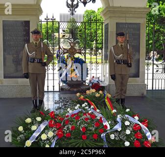 Relève de la garde au monument de la tombe du soldat inconnu à Varsovie, place Pilsudski. Banque D'Images