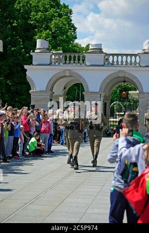 Relève de la garde au monument de la tombe du soldat inconnu à Varsovie, place Pilsudski. Banque D'Images