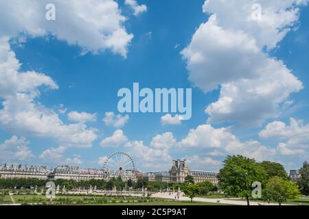 Grande roue dans le jardin des Tuileries sous un ciel nuageux.Paris, France Banque D'Images