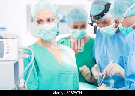 Médecins chirurgiens travaillant dans le théâtre d'opération Banque D'Images