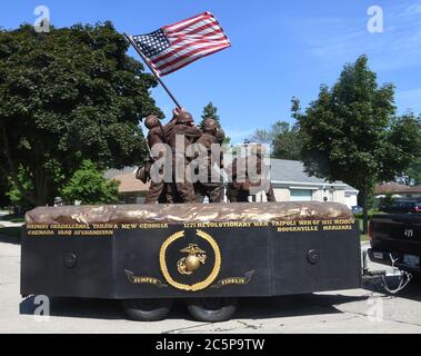 4 juillet 2020, racine, Wisconsin, États-Unis: Le 4ième défilé annuel de Fest à racine, Wisconsin, compte normalement environ 125 flotteurs et unités, mais samedi 4 juillet 2020, il n'y en avait qu'une demi-douzaine. Un point fort, comme chaque année, a été le flotteur de l'Agerholm - Gross Detachment #346 de la Marine corps League, avec des vétérans en bronze qui ont réédicté le drapeau levant à Iwo Jima. L'Oscar Mayer Wienermobile était également dans le défilé, mais il n'y avait pas de groupes de marche, de politiciens, ou d'autres participants à la marche. Crédit : ZUMA Press, Inc./Alay Live News Banque D'Images