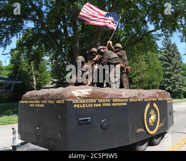 Racine, Wisconsin, États-Unis. 4 juillet 2020. Le 4ième défilé annuel de Fest à racine, Wisconsin, compte normalement environ 125 flotteurs et unités, mais le samedi 4 juillet 2020, il n'y en avait qu'une demi-douzaine. Un point fort, comme chaque année, a été le flotteur de l'Agerholm - Gross Detachment #346 de la Marine corps League, avec des vétérans en bronze qui ont réédicté le drapeau levant à Iwo Jima. L'Oscar Mayer Wienermobile était également dans le défilé, mais il n'y avait pas de groupes de marche, de politiciens, ou d'autres participants à la marche. Crédit : ZUMA Press, Inc./Alay Live News Banque D'Images