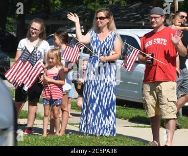 Racine, Wisconsin, États-Unis. 4 juillet 2020. Le 4ième défilé annuel de Fest à racine, Wisconsin, compte normalement environ 125 flotteurs et unités, mais le samedi 4 juillet 2020, il n'y en avait qu'une demi-douzaine. Portant des drapeaux américains, la famille NIEDFELDT a regardé. Un point fort, comme chaque année, a été le flotteur de l'Agerholm - Gross Detachment #346 de la Marine corps League, avec des vétérans en bronze qui ont réédicté le drapeau levant à Iwo Jima. L'Oscar Mayer Wienermobile était également dans le défilé, mais il n'y avait pas de groupes de marche, de politiciens, ou d'autres participants à la marche. Crédit : ZUMA Press, Inc./Alay Live News Banque D'Images