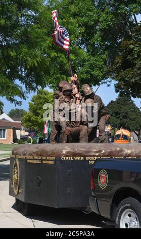 4 juillet 2020, racine, Wisconsin, États-Unis: Le 4ième défilé annuel de Fest à racine, Wisconsin, compte normalement environ 125 flotteurs et unités, mais samedi 4 juillet 2020, il n'y en avait qu'une demi-douzaine. Un point fort, comme chaque année, a été le flotteur de l'Agerholm - Gross Detachment #346 de la Marine corps League, avec des vétérans en bronze qui ont réédicté le drapeau levant à Iwo Jima. L'Oscar Mayer Wienermobile était également dans le défilé, mais il n'y avait pas de groupes de marche, de politiciens, ou d'autres participants à la marche. Crédit : ZUMA Press, Inc./Alay Live News Banque D'Images