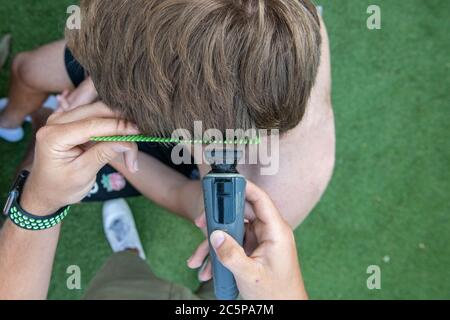 Coupe de maintien pour un jeune garçon dans le jardin Banque D'Images