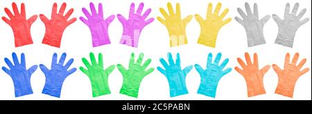 Gants en plastique jetables colorés isolés sur du blanc. Banque D'Images