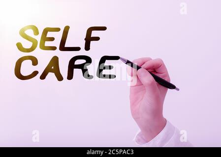 Écriture de texte écriture Self Care. Photo conceptuelle la pratique d'agir pour préserver ou améliorer un s est santé modèle affichant différents s Banque D'Images