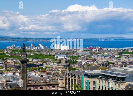 Vue depuis le haut du monument Henry Dundas Melville et vers le nord jusqu'à Leith & Firth of Forth, Édimbourg, Écosse, Royaume-Uni Banque D'Images