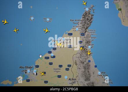 Carte du trafic aérien sur les Émirats arabes Unis (04 juillet 2020, UTC 14.39), avec le site Flightracar 24 de Svenska Resenätverket AB Banque D'Images