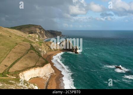 L'arche en calcaire caractéristique de Durdle Door à Dorset sur la côte jurassique. Fait partie de l'AONB Dorset et se trouve sur la route du South West Coast Path. Banque D'Images