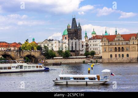 Panorama. Karlov ou le pont Charles à Prague en été Banque D'Images