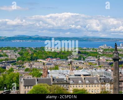 Vue depuis le haut du monument Melville ou de la colonne de Henry Dundas et Firth of Forth, Édimbourg, Écosse, Royaume-Uni Banque D'Images