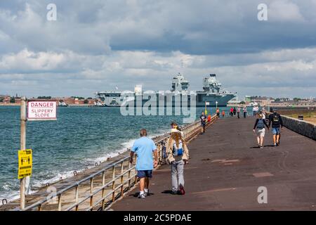 Le porte-avions de la Marine royale, le HMS Queen Elizabeth (R08), est revenu à Portsmouth (Royaume-Uni) le 2 juillet 2020 après avoir participé à l'exercice Crimson Ocean qui a vu le navire opérer avec des avions F-35B Lightning II du 617 Escadron (les Dambusters). Banque D'Images