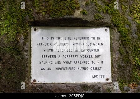 Plaque marquant la tache d'un incident OVNI en 1979. Robert Taylor, travailleur forestier, a signalé avoir vu un vaisseau spatial étranger à Dechmont Woods près de Livingston. Banque D'Images