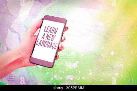 Texte écrit apprendre UNE nouvelle langue. Photo d'entreprise montrant la capacité de communiquer dans la deuxième langue étrangère gadgets modernes avec blanc di Banque D'Images