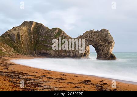 L'arche en calcaire caractéristique de Durdle Door à Dorset sur la côte jurassique. Fait partie de l'AONB Dorset et se trouve sur la route du South West Coast Path. Banque D'Images