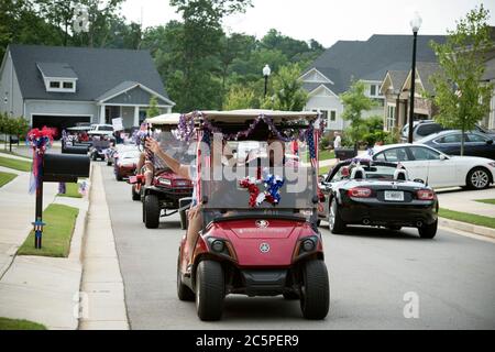 Canton, GA, États-Unis. 4 juillet 2020. Les résidents d'une communauté en grande partie à la retraite ont décidé de former leur propre défilé de l'indépendance lorsque les villes de la région ont annulé le leur en raison de préoccupations de sécurité de la COVID-19. Avec plusieurs vétérans en voiturette de golf, la courte procession a traversé plusieurs quartiers de cette communauté montagneuse de Laurel Canyon, au nord d'Atlanta, avec musique enregistrée de mars. Crédit : Robin Rayne/ZUMA Wire/Alay Live News Banque D'Images