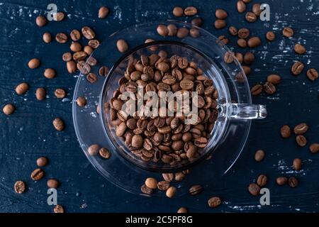 percez les grains de café dans une tasse Banque D'Images
