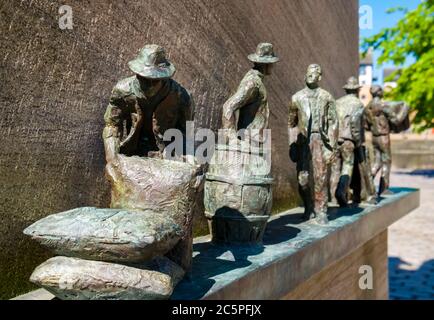 Figurines miniatures en bronze Mémorial de la marine marchande écossaise par Jill Watson, Leith, Édimbourg, Écosse, Royaume-Uni Banque D'Images