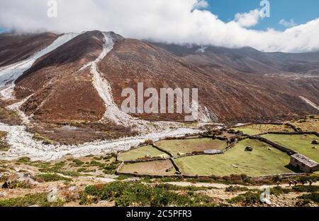 Vue pittoresque des moraines et des glaciers qui fondent près de Panboche village 3985m couvert de nuages sur la rive de la rivière Imja Khola Sagarmatha Nationa Banque D'Images