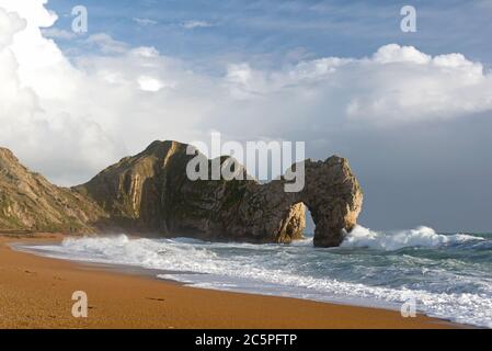 L'arche en calcaire caractéristique de Durdle Door à Dorset sur la côte jurassique. Fait partie de l'AONB Dorset et se trouve sur la route du South West Coast Path. Banque D'Images