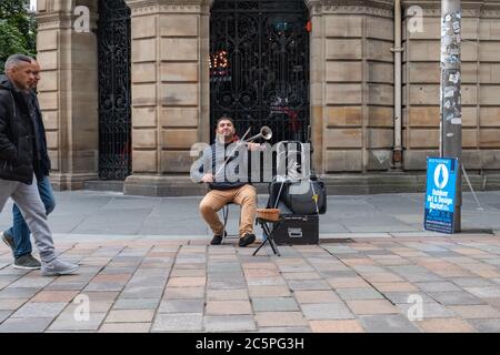 Glasgow, Écosse, Royaume-Uni. 4 juillet 2020. Un butard jouant sur Buchanan Street. Le gouvernement écossais a annoncé un assouplissement supplémentaire des règles du coronavirus au cours de la phase deux d'une transition de quatre parties hors du confinement. Credit: SKULLY/Alay Live News Banque D'Images