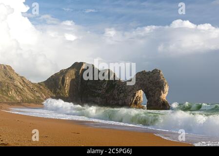 L'arche en calcaire caractéristique de Durdle Door à Dorset sur la côte jurassique. Fait partie de l'AONB Dorset et se trouve sur la route du South West Coast Path. Banque D'Images