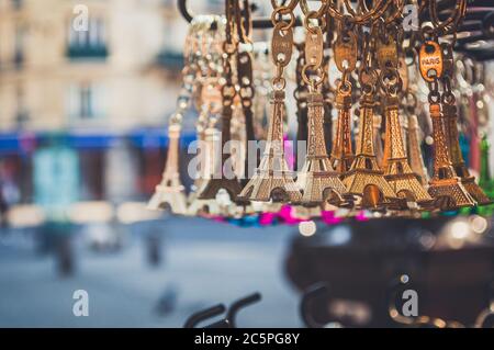 Porte-clés souvenir en forme de tour Eiffel Banque D'Images