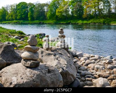 Piles de pierres équilibrées sur la rive, River Tay, Perthshire, Écosse, Royaume-Uni Banque D'Images