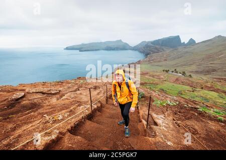 Jeunes mâles randonneurs en sentier de randonnée sur la pointe de Sao Lourenco avec vue sur la baie de l'océan Atlantique fin février, île de Madère, Portugal. ActiV Banque D'Images