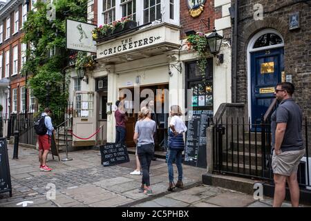 Files d'attente devant la maison publique 'The Cricketers' pendant la réouverture progressive après le confinement du coronavirus COVID-19, The Green, Richmond, sud-ouest de Londres Banque D'Images