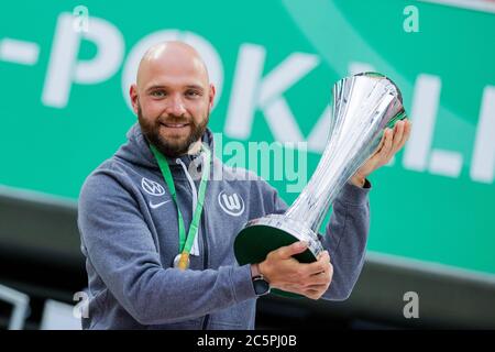 Cologne, Allemagne. 04e juillet 2020. Football, femmes : DFB-Pokal, VfL Wolfsburg - SGS Essen, finale à RheinEnergieStadion. Stephan Lerch, l'entraîneur de Wolfbsurg, se réjouit de la coupe. Crédit : Rolf Vennenbernd/dpa - NOTE IMPORTANTE : Conformément aux règlements de la DFL Deutsche Fußball Liga et de la DFB Deutscher Fußball-Bund, il est interdit d'exploiter ou d'exploiter dans le stade et/ou à partir du jeu pris des photos sous forme d'images de séquence et/ou de séries de photos de type vidéo./dpa/Alay Live News Banque D'Images