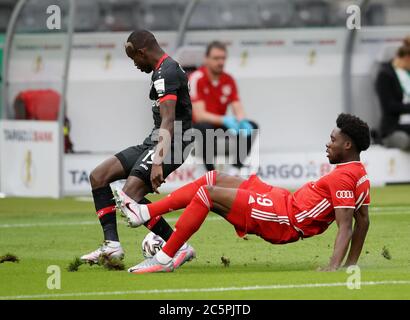 Berlin, Allemagne. 04e juillet 2020. Football: Coupe DFB, finale: Bayer Leverkusen - FC Bayern Munich dans le stade olympique. Moussa Diaby de Bayer Leverkusen (l) et Alphonso Davis de Bavière dans un duel. Crédit : Alexander Hassenstein/Getty Images Europe/Pool/dpa - NOTE IMPORTANTE : Conformément aux règlements de la DFL Deutsche Fußball Liga et de la DFB Deutscher Fußball-Bund, il est interdit d'exploiter ou d'exploiter dans le stade et/ou à partir du jeu pris des photos sous forme d'images de séquence et/ou de séries de photos de type vidéo./dpa/Alay Live News Banque D'Images