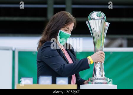 Cologne, Allemagne. 04e juillet 2020. Football, femmes : DFB-Pokal, VfL Wolfsburg - SGS Essen, finale à RheinEnergieStadion. La coupe DFB pour femmes est fournie. Crédit : Rolf Vennenbernd/dpa - NOTE IMPORTANTE : Conformément aux règlements de la DFL Deutsche Fußball Liga et de la DFB Deutscher Fußball-Bund, il est interdit d'exploiter ou d'exploiter dans le stade et/ou à partir du jeu pris des photos sous forme d'images de séquence et/ou de séries de photos de type vidéo./dpa/Alay Live News Banque D'Images