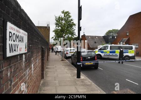 Le cordon de police sur la scène de Roman Way, Islington, où un homme dans ses années 20 est mort après avoir été trouvé avec des blessures par balle près de la prison de Pentonville, dans le nord de Londres. Banque D'Images