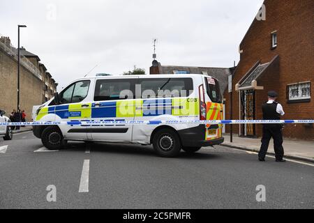 Le cordon de police sur la scène de Roman Way, Islington, où un homme dans ses années 20 est mort après avoir été trouvé avec des blessures par balle près de la prison de Pentonville, dans le nord de Londres. Banque D'Images